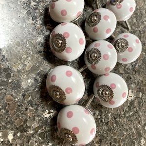 Set of 10 dresser knobs/pulls.